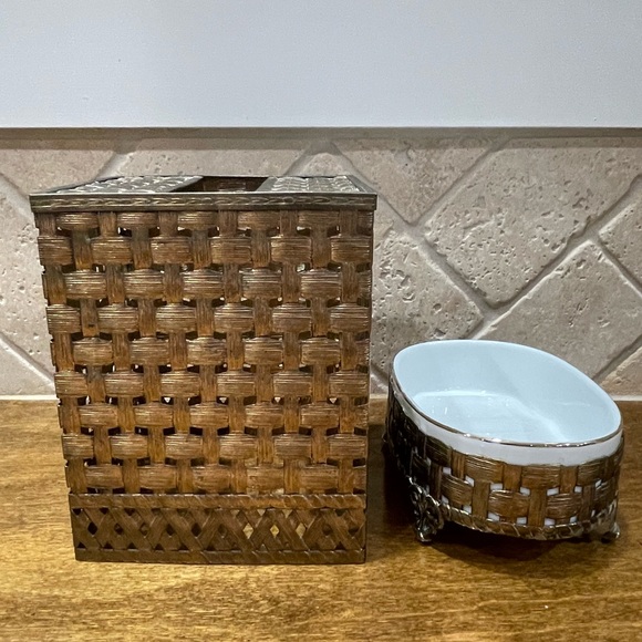 Vintage Stylebuilt vanity set Tissue holder& soap dish. - Picture 2 of 12